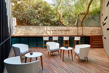 Point Arc - Barstool - The August Company | Mumbai